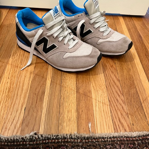 Gently used new balance sneakers - Picture 2 of 4
